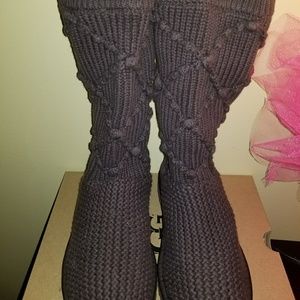 ***SOLD***Kids 6/ womans 7/8 sweater Uggs NO BOX